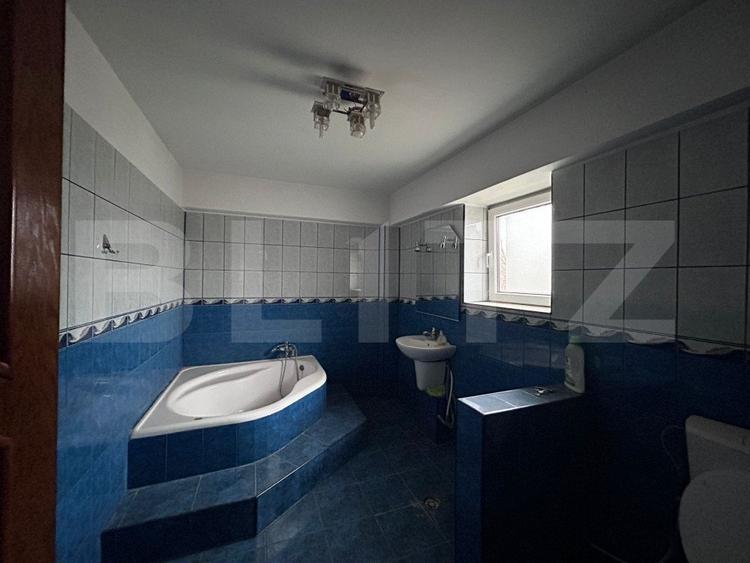 Casa cu 7 camere, 4 bai, 330 mp, 900 mp curte, zona Ford