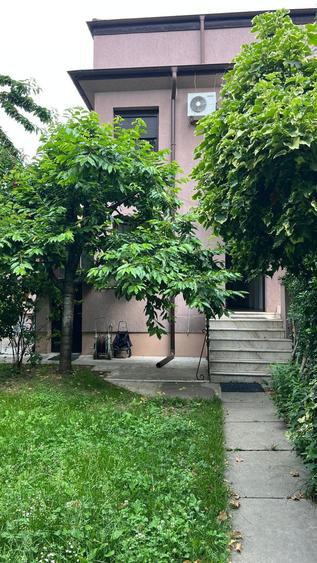 Apartament in vila cu 6 camere si curte proprie de 202 mp