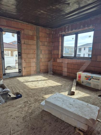 Vila noua de vanzare la intrare in Corunca
