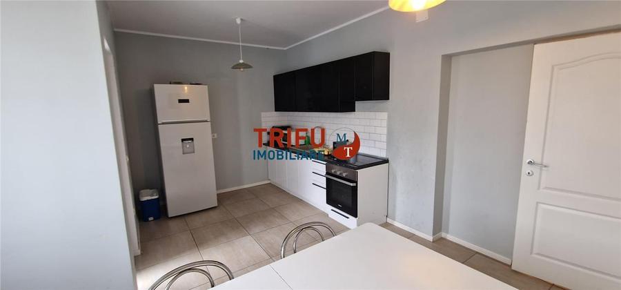 Casă tip pensiune de vânzare cu 6 camere și o casă adiacent&