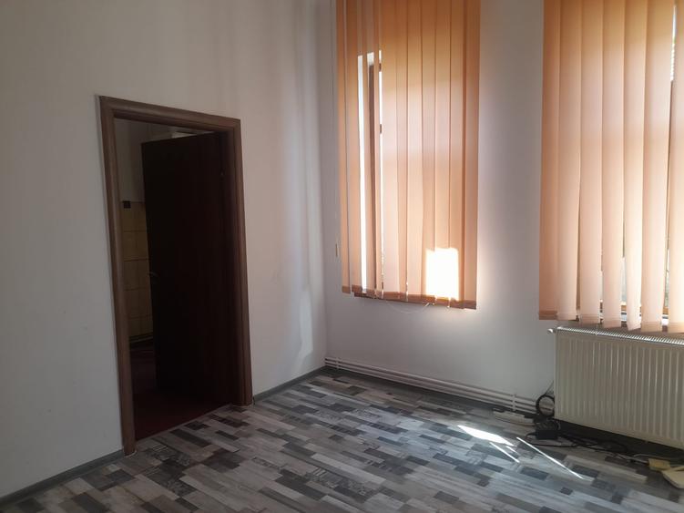STEFAN CEL MARE  2 CAMERE  LA CURTE   PENTRU  BIROURI