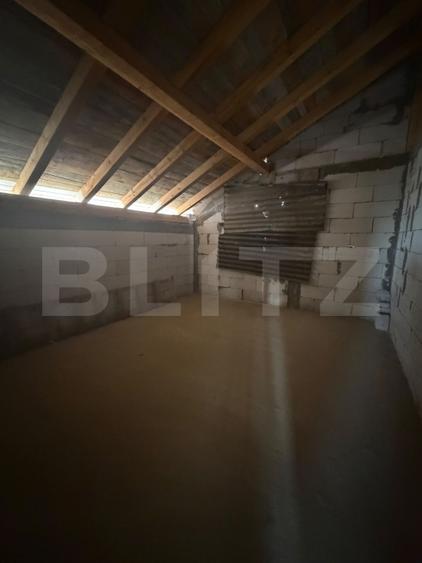 Casa de vanzare, 315 mp, 6 ari teren, 38 m front stradal, zona Plopeni
