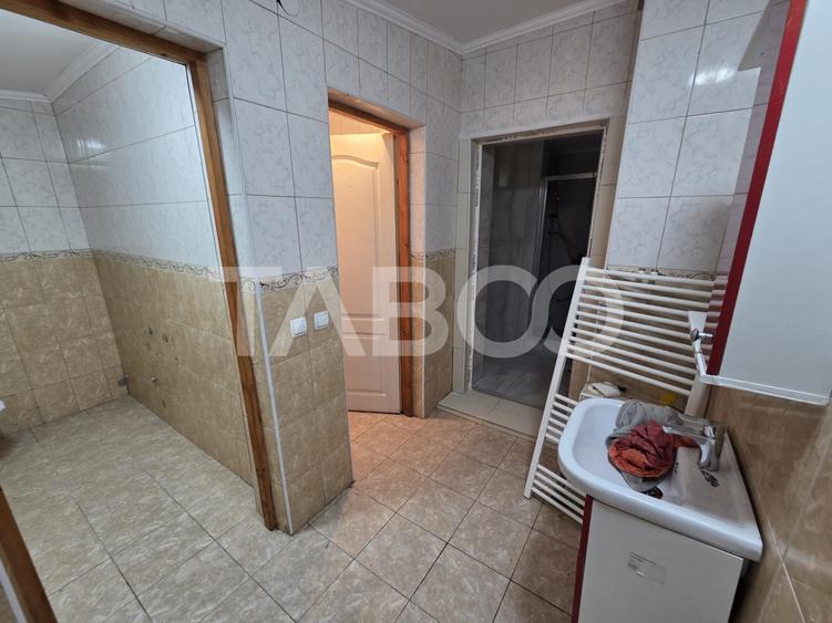 Casa de inchiriat 4 dormitoare living spatios baie prima inchiriere