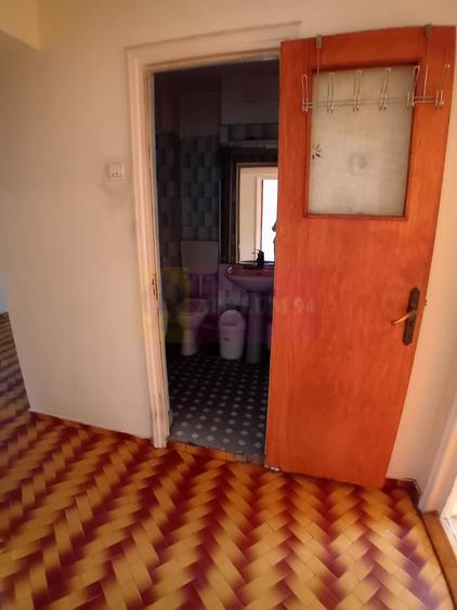 Vanzare apartament de 4 camere la Casa Poporului-stradal