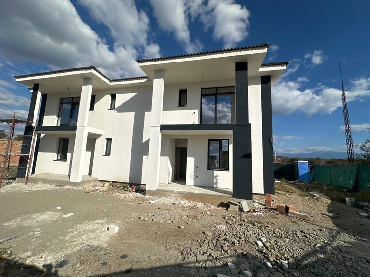 Casa tip duplex 4 camere Selimbar zona Triajului