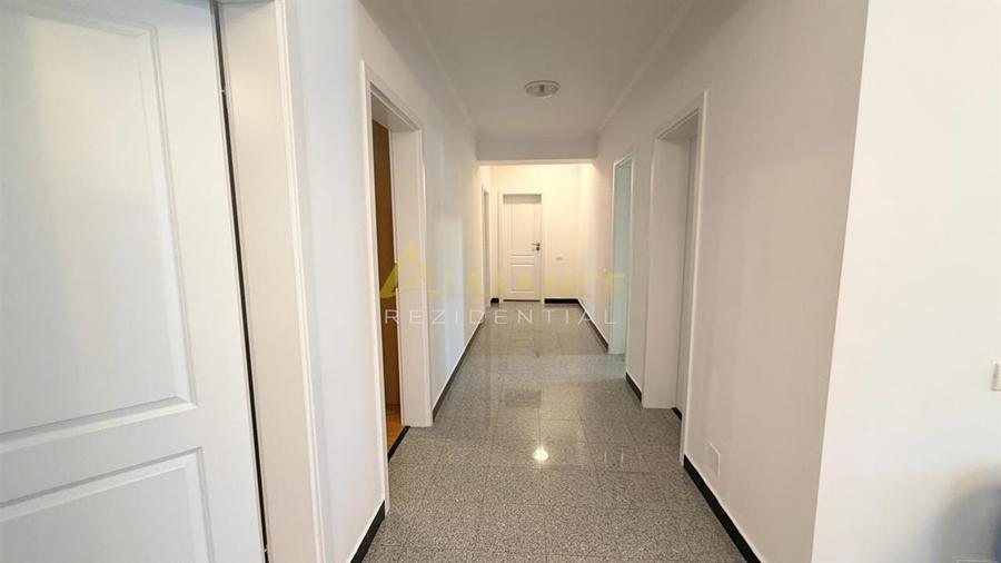 Vila spatioasa cu 9 camere, foisor, magazie, curte amenajata complet