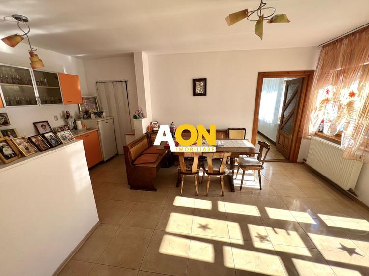 Casa de vanzare pretabila 2 familii, garaj, livada, comuna Pianu