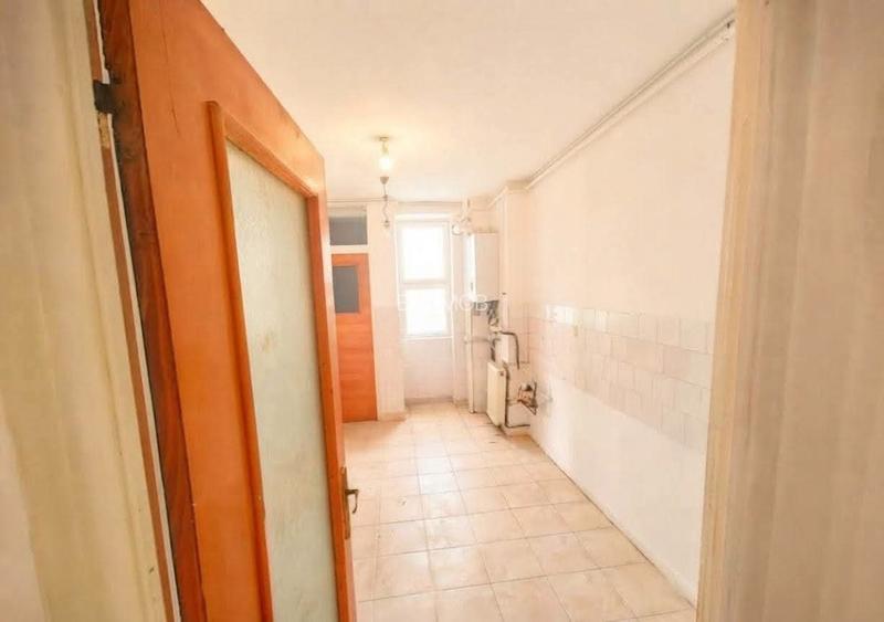 Vand 3 camere si 2 bai zona Centru Civic