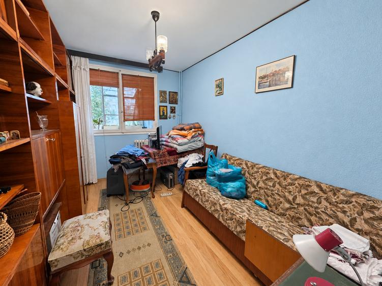 Titan, 10 minute metrou, langa Scoala 19,pe strada Stanila, bloc H, 4 etaje