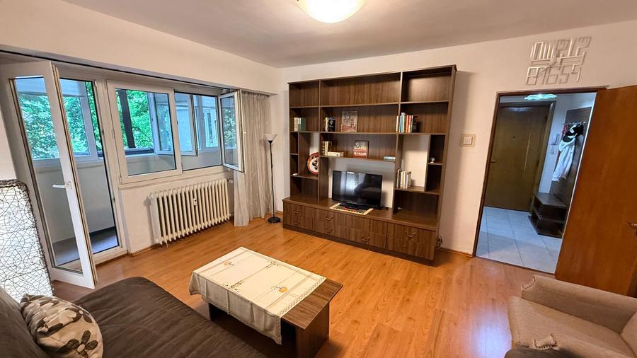 Titulescu, scoala 3, 3 camere decomandat, 80 MP ,loc parcare, etaj 1, 500 euro