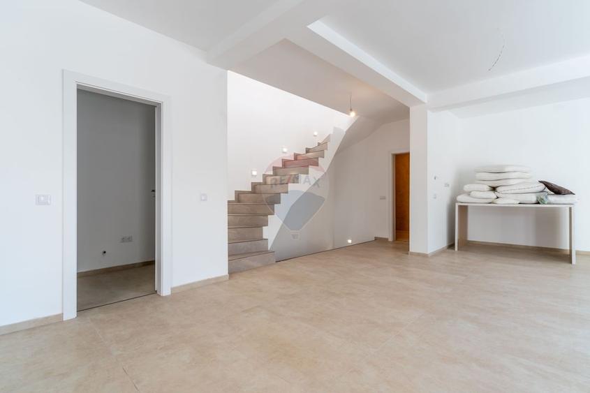 Casă / Vilă cu 5 camere de închiriat în zona Dambul Rotund