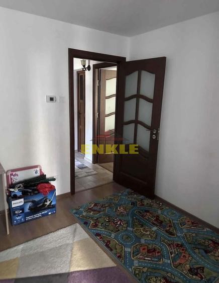 De vanzare apartament cu 2 camere, zona Scolii 7.