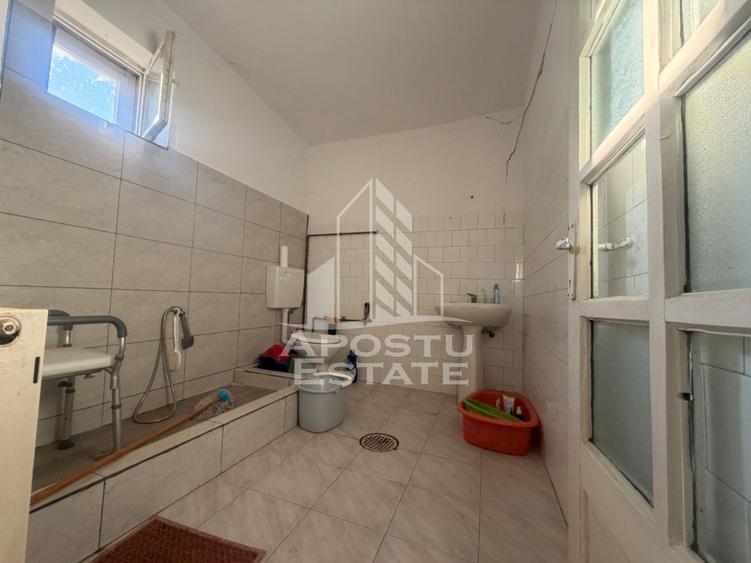 Casa batraneasca cu teren de 3022 mp, in Carani