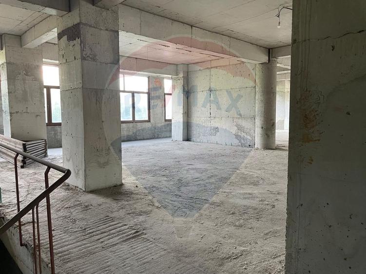 Spațiu comercial de 675mp de vânzare în zona Dudesti