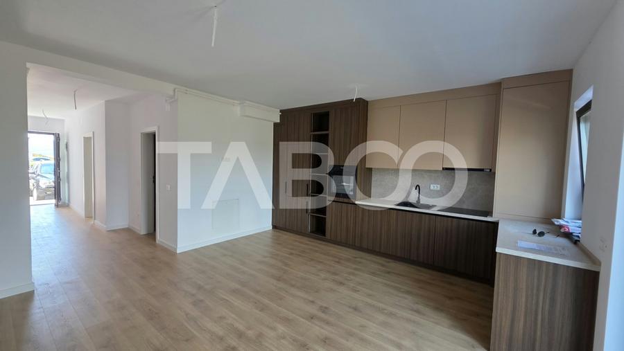 Apartament de vanzare nou nelocuit cu curte proprie si parcare