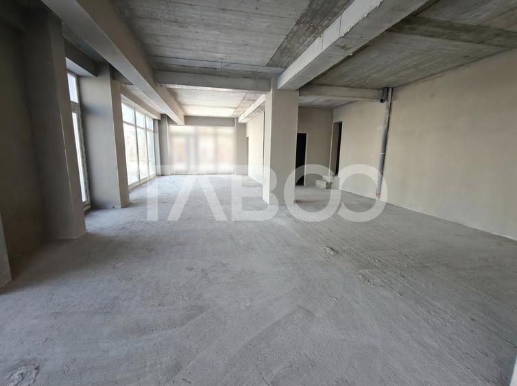Spatiu Comercial de inchiriat cu 8 locuri de parcare - Vitrina 13 m