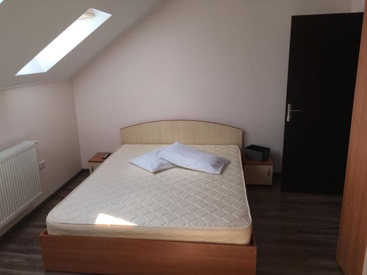 Pensiune cu 13 camere|4 apartamente|Spații auxiliare| ideal investiție
