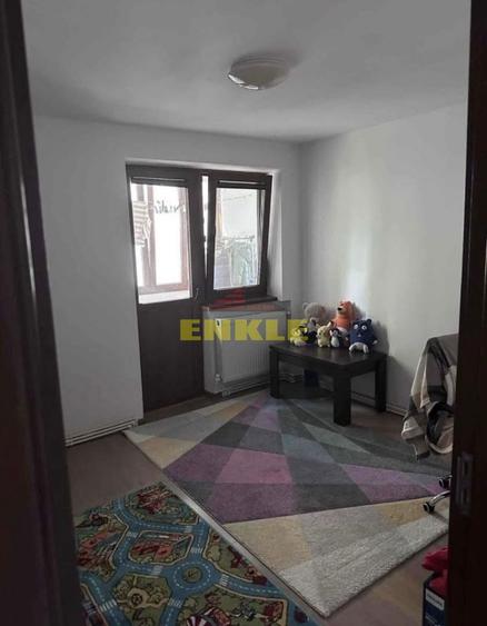 De vanzare apartament cu 2 camere, zona Scolii 7.