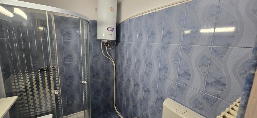 2 camere de vanzare , etaj superior, central Focsani
