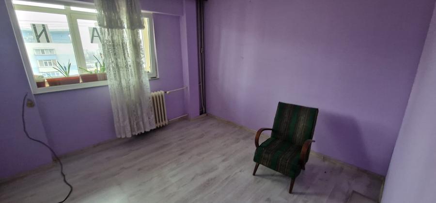 Se vinde pe Republicii apartament decomandat 3 camere ,pret 89000 euro neg.