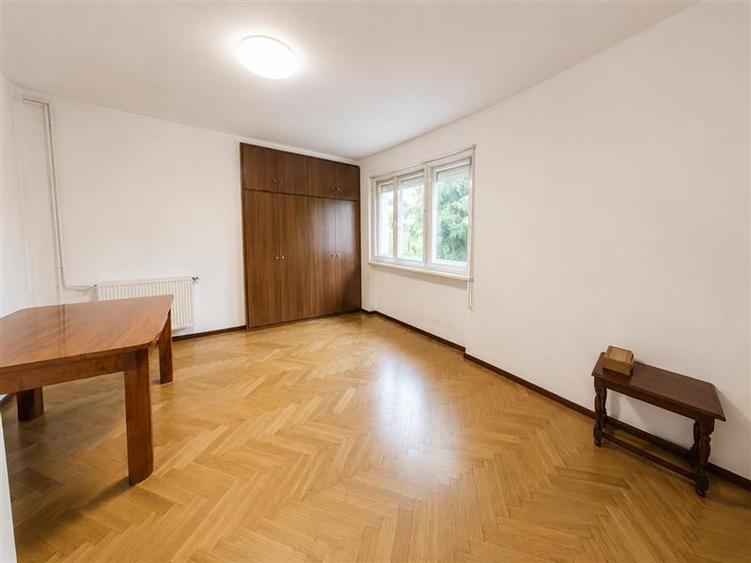 Apartament reprezentativ, 5 camere, pentru birou sau locuinta, Central, Brasov