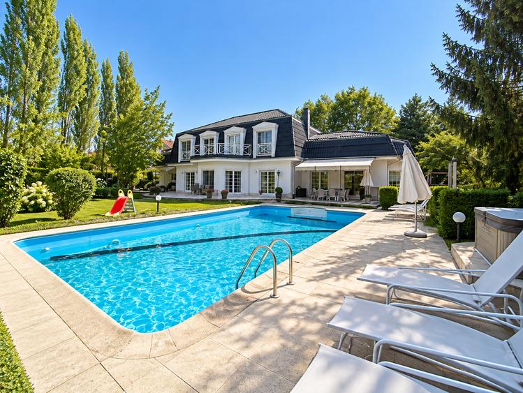 Resedinta impunatoare cu piscina privata si teren de 3.000 mp, Erou Iancu Nicola