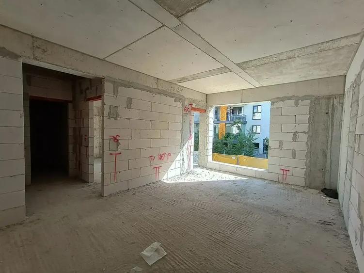 Garsonieră spațioasă cu bucătărie separată și balcon