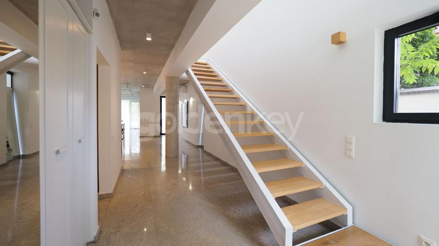 Vila minimalista pe o strada selecta si linistita