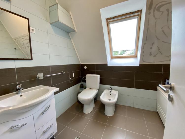 Apartament in vila, 80 mp, 3 camere, 1 parcare in curte, cartier Andrei Muresanu