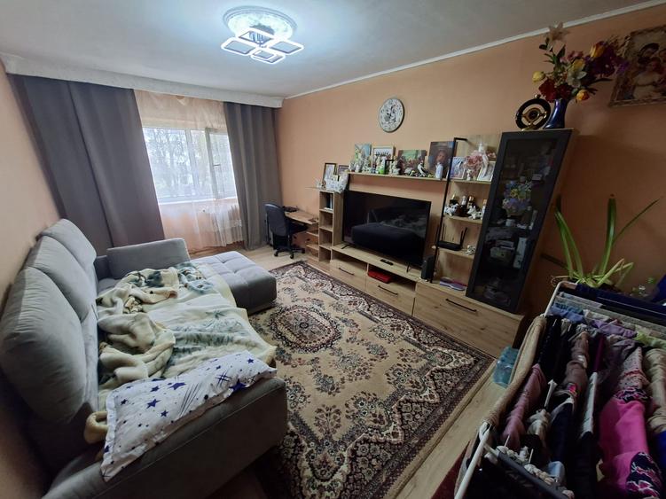 Apartament cu 3 camere, decomandat, etajul 2/4, zona Galata