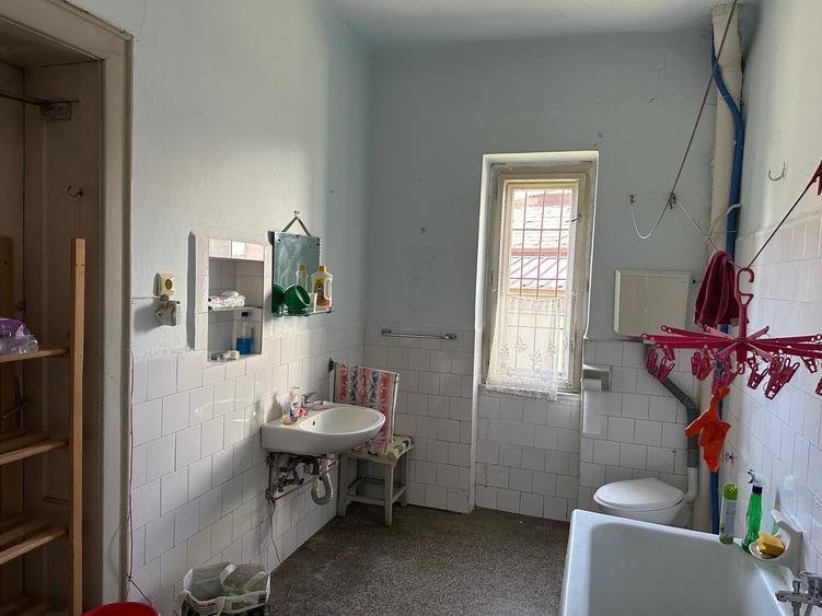 Apartament la casa 4 camere - 427 mp teren - zona str. Octavian Goga