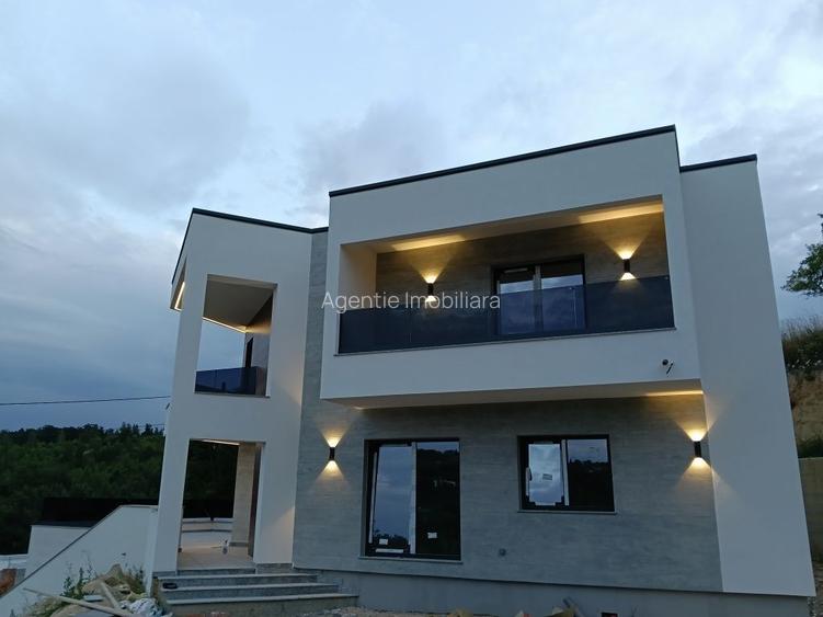 Casa individuala 4 camere, 3 bai, S+P+ET, garaj, terasa