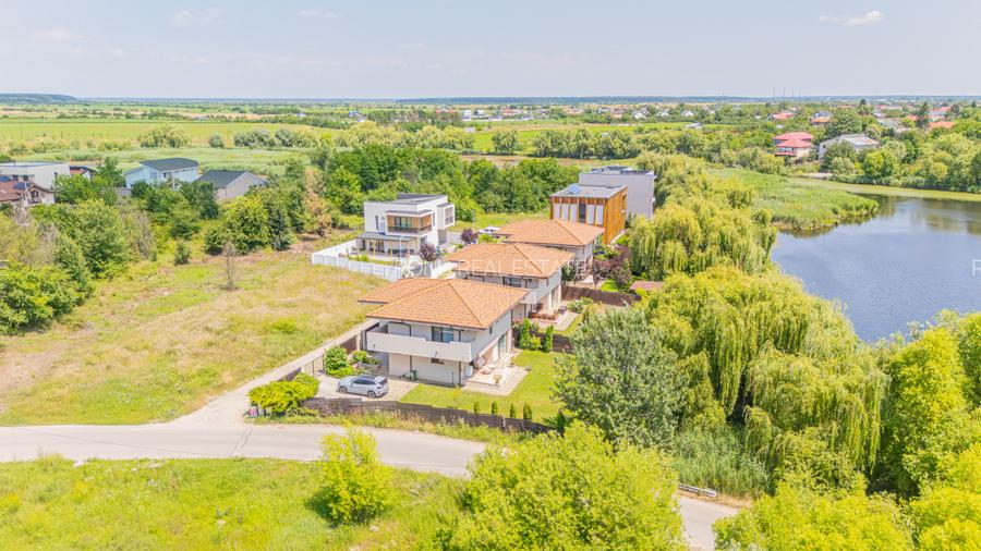 Teren cu deschidere la lac -Laguna Albastra- toate utilitatile disponibile - 8