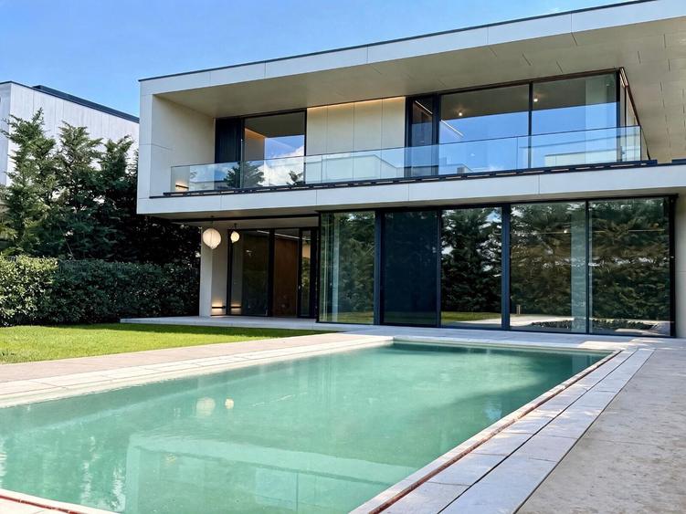 Vila exclusivistă cu piscină | locație premium | Erou Iancu Nicolae