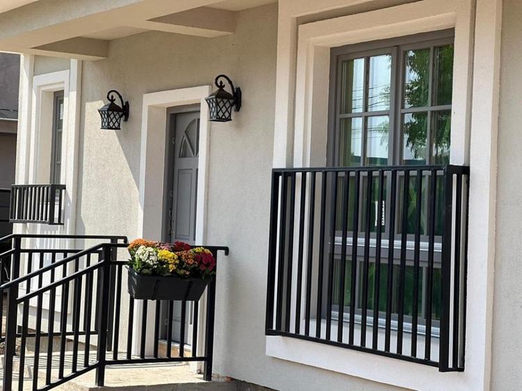Margine de triplex : 5 camere, 3 bai,2 dressinguri,bucatarie, balcon,terasa.