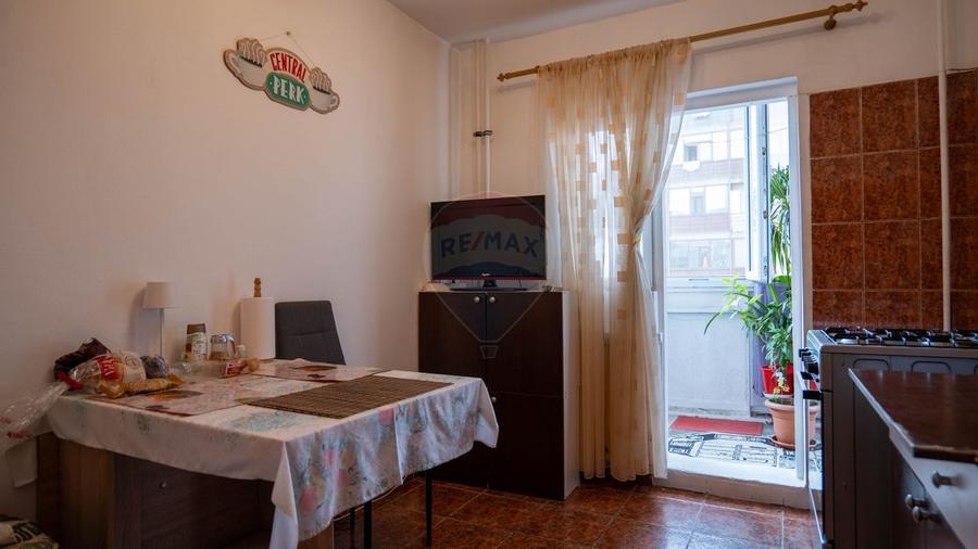Apartament cu 3 camere de vânzare în zona Rahova