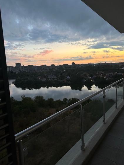 Închiriez 2 camere, vedere lac, bloc 2025, clasa A, AC, parcare, SunLake