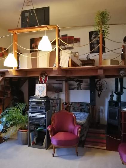 Vand casa in curte comuna in cartierul Zorilor
