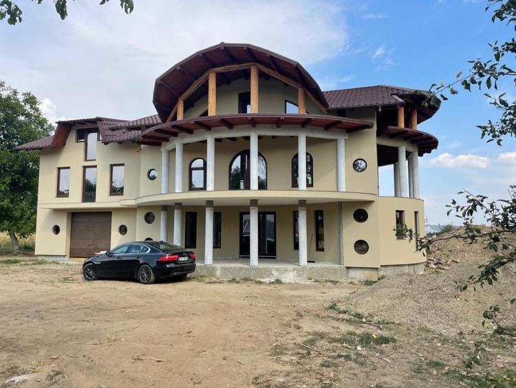 Casa cu 10 camere, 550 mp utili, 10.000 mp teren, Zvoristea, Suceava