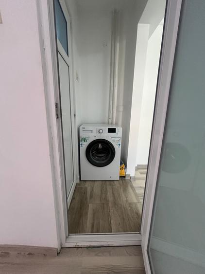 Apartament nemobilat, birou!