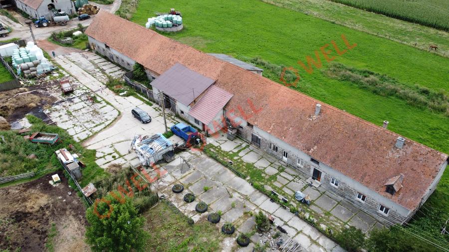 Clădire de depozitare cu locuință amenajată de vânzare în Bixad!
