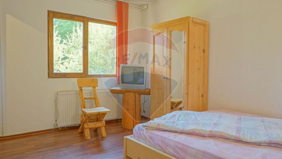 Casă de vacanță cu 9 camere de vânzare Moieciu de Jos