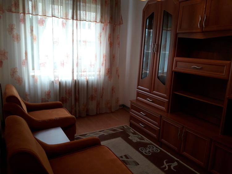 Inchiriez apartament ultrafinisat cu 4 camere mobilat, utilat,zona foarte buna