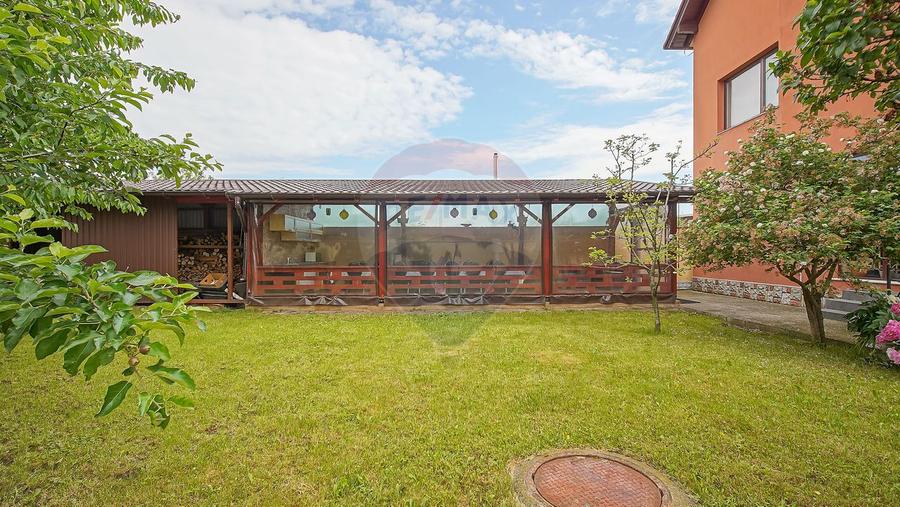 VILA SANNE – 10 camere, teren 1300 mp, Hălchiu