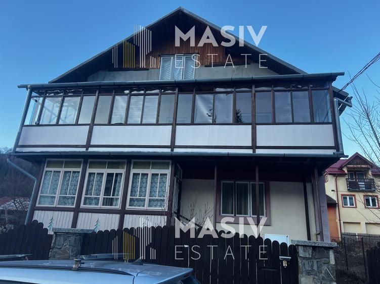 Casă spațioasă de vânzare în Azuga – 9 camere, 6 băi, vedere la Munții Bucegi