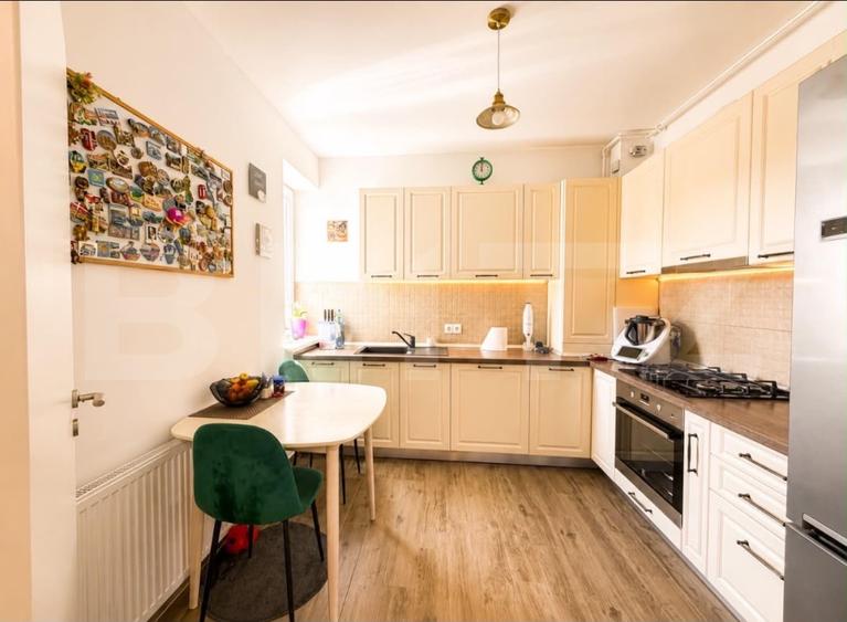 Apartament 3 camere de vânzare, 70 mp, zona Tractorul