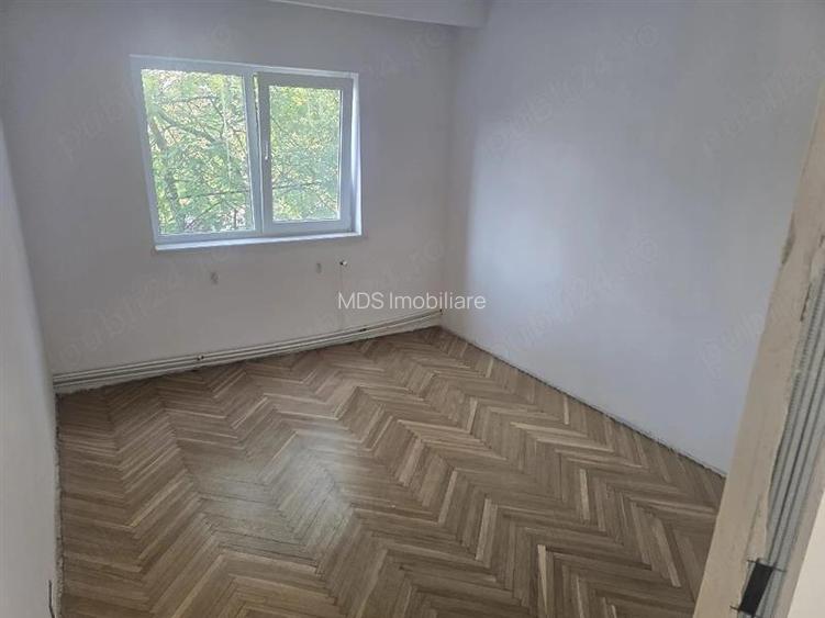 Decomandat cu 2 bai la etajul 2  renovat - 2