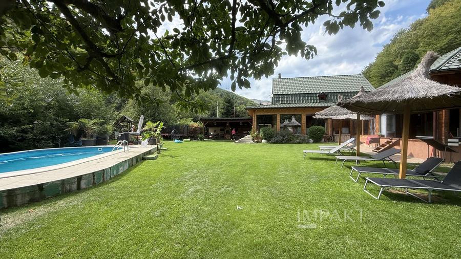 Proprietate cu front la rau si piscina exterioara in Baisoara