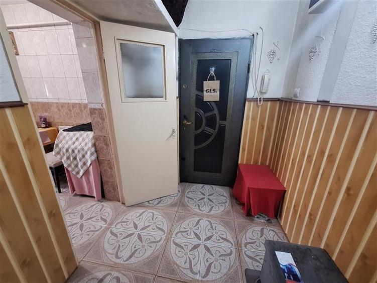 Apartament 2 camere semidecomandat , zona Milcov