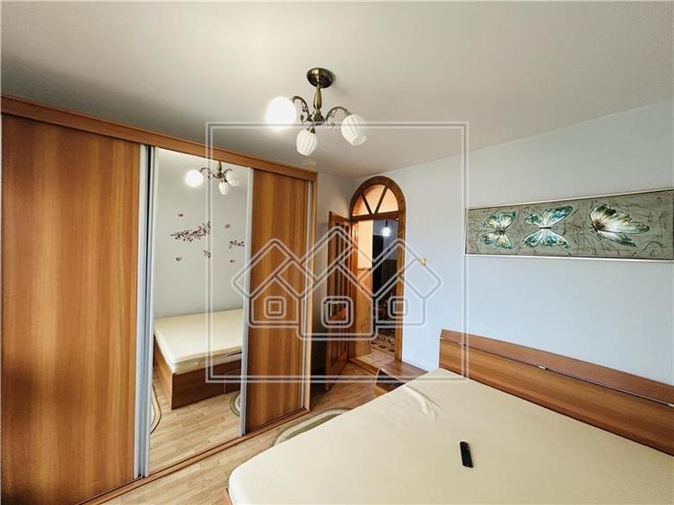 Ap decomandat, 3 camere, 2 balcoane, pivnita, Valea Aurie